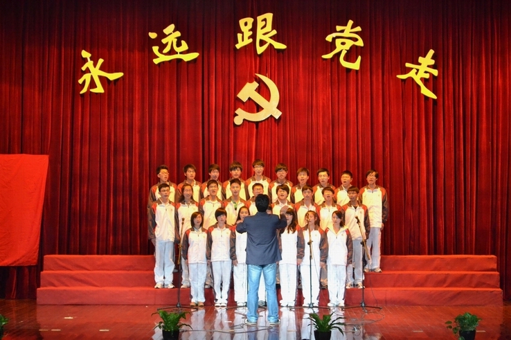 材料工程学院参加校第54期的党基础知识班结业典礼汇演
