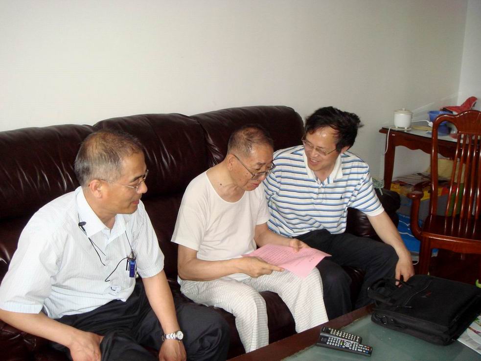 材料工程学院党总支“七一”前夕看望离退休老党员 