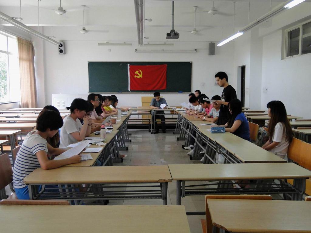 材料工程学院学生第三党支部举行党性分析民主座谈会