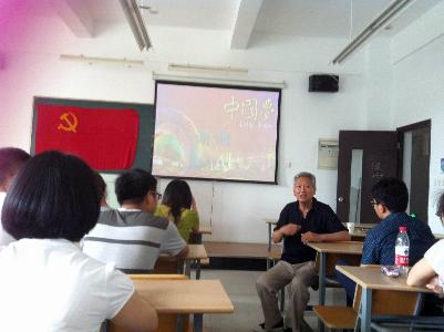 张海成老师对党员和预备党员同学们的讲述
