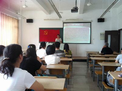 张海成老师对党员和预备党员同学们的讲述