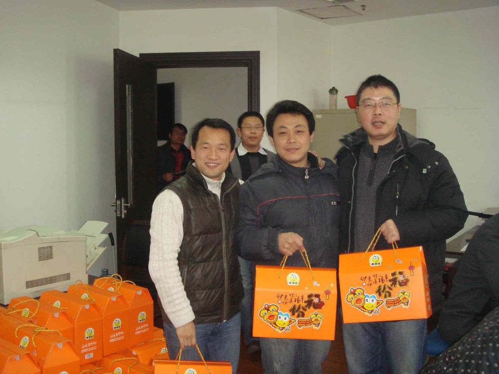 材料工程学院工会为教职工发放春节慰问品